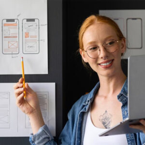 Diseñadora mostrando un prototipo